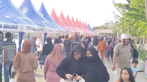 Warga Labuan Bajo berburu takjil di Bazar Takjil Ramadan di tepi Pantai Kampung Air, Labuan Bajo, Selasa (12/3/2024).