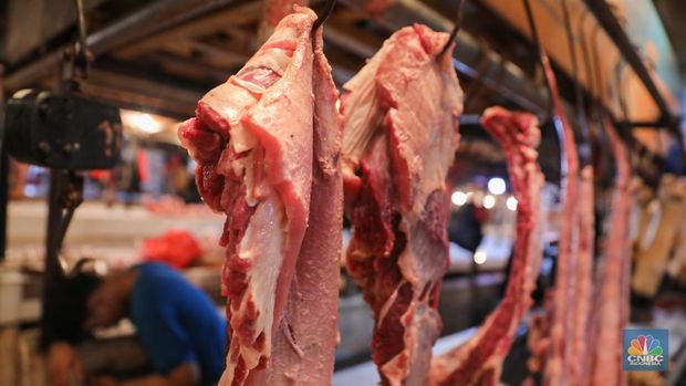 Warga membeli daging sapi di Pasar Senen, Jakarta, Rabu (13/3/2024). Memasuki bulan Ramadan harga daging sapi di Pasar Senen tembus mencapai Rp140.000 per kilogram dari harga sebelumnya Rp125.000. (CNBC Indonesia/Faisal Rahman)