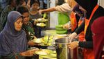 Warung di Surabaya Ini Bagikan Makan Gratis Saat Berbuka dan Sahur