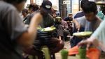 Warung di Surabaya Ini Bagikan Makan Gratis Saat Berbuka dan Sahur