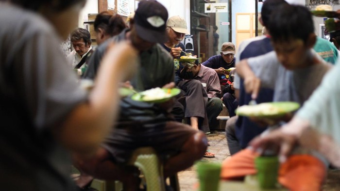 Warung di Surabaya Ini Bagikan Makan Gratis Saat Berbuka dan Sahur Warga menyantap hidangan gratis di Warung Makan Gratis, Masjid Pemuda Konsulat, Surabaya, Jawa Timur, Selasa (12/3/2024). Warung Makan Gratis membagikan makanan dan minuman kepada masyarakat yang membutuhkan saat waktu berbuka puasa dan sahur setiap hari selama bulan Ramadhan 1445 H dengan tujuan berbagi kebaikan. ANTARA FOTO/Didik Suhartono/rwa.