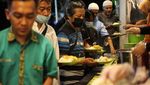 Warung di Surabaya Ini Bagikan Makan Gratis Saat Berbuka dan Sahur