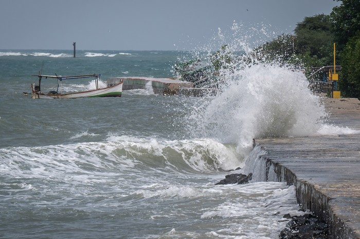 Gelombang tinggi menghantam pemecah ombak di Pulau Untung Jawa, Kabupaten Kepulauan Seribu, Jakarta, Selasa (12/3/2024). Badan Meteorologi, Klimatologi dan Geofisika (BMKG) mengeluarkan peringatan dini gelombang tanggi dengan ketinggian mencapai 2,5 meter - 4 meter pada Selasa (12/3) dan Rabu (13/3) di wilayah perairan Indonesia serta menghimbau masyarakat yang bermukim dan beraktivitas di pesisir agar selalu waspada. ANTARA FOTO/Bayu Pratama S