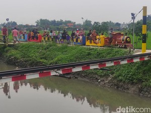 Ngabuburit Naik Kereta Keliling Sawah di Kawasan Punden Mbah Retjo Sidoarjo