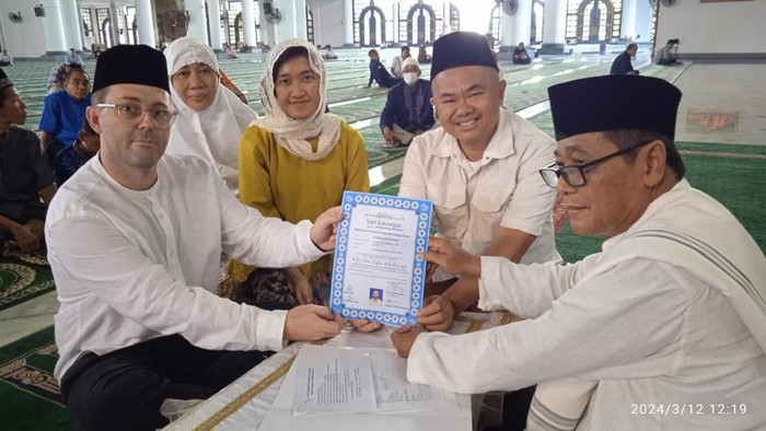 wna australia muallaf di masjid al akbar surabaya