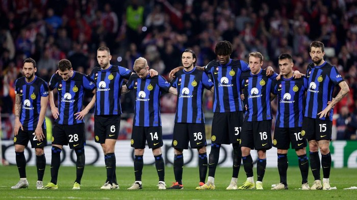 MADRID, SPAIN - MARCH 13: Hakan Calhanoglu of FC Internazionale Benjamin Pavard of FC Internazionale Stefan de Vrij of FC Internazionale Davy Klaassen of FC Internazionale Matteo Darmian of FC Internazionale Yan Aurel Bisseck of FC Internazionale Davide Frattesi of FC Internazionale Lautaro Martinez of FC Internazionale Francesco Acerbi of FC Internazionale during the penalty shoot out  during the UEFA Champions League  match between Atletico Madrid v Internazionale at the Estadio Civitas Metropolitano on March 13, 2024 in Madrid Spain (Photo by David S. Bustamante/Soccrates/Getty Images)