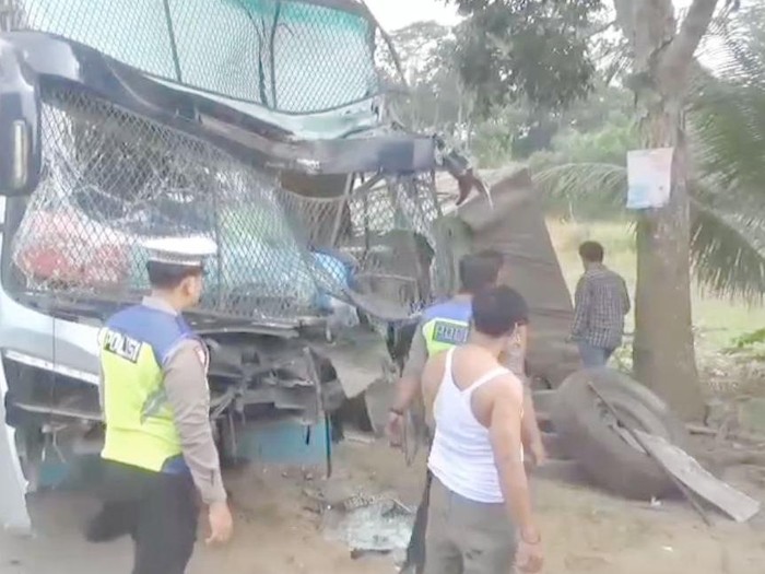 Adu banteng truk Fuso vs bus di Muaro Jambi