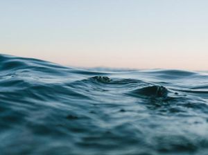 3 Alasan Dilarang Minum Air Laut Meski Darurat