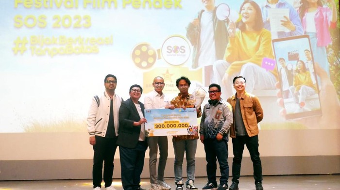 Ajang Anugerah Karya Festival Film Pendek SOS 2023 di Jakarta Anugerah Karya Festival Film Pendek Save Our Socmed (SOS) 2023 digelar di Jakarta. Festival ini bertujuan untuk memberdayakan generasi muda Indonesia.