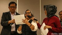 Mereka menyerukan agar DPR segera menyelidiki dugaan penyalahgunaan kekuasaan yang dilakukan oleh lembaga eksekutif.