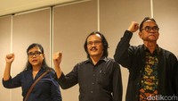 Mereka membacakan Seruan Salemba sambi mengepalkan tangan bersama.