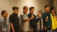 Guru besar dan akademisi dari berbagai kampus di wilayah Jabodetabek membacakan Seruan Salemba di kampus UI Salemba, Jakarta.