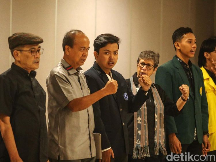 Potret Guru Besar dan Akademisi Bacakan Seruan Salemba di UI