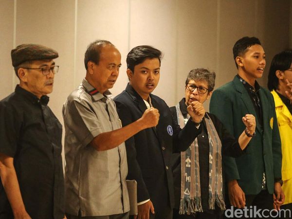 Potret Guru Besar dan Akademisi Bacakan Seruan Salemba di UI