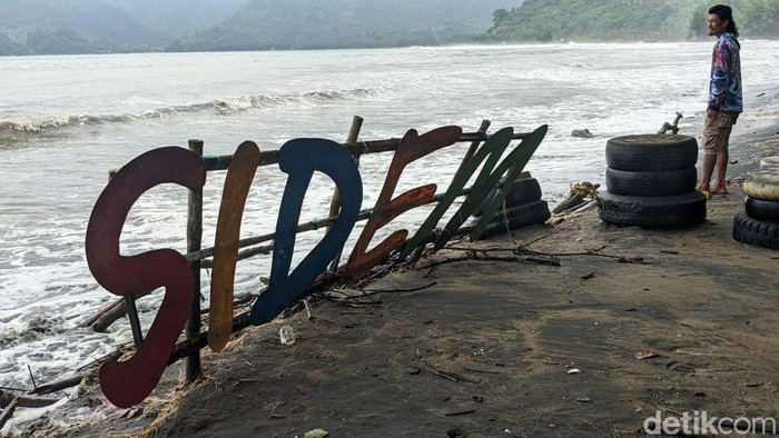 Akses ke Pantai Sidem Tulungagung dilanda gelombang tinggi.