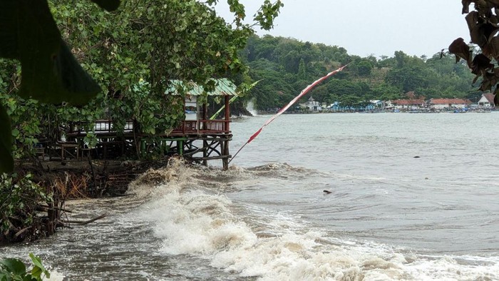 Akses ke Pantai Sidem Tulungagung dilanda gelombang tinggi.