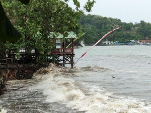 BMKG Minta Masyarakat Pesisir Selatan Jatim Waspada Gelombang Tinggi