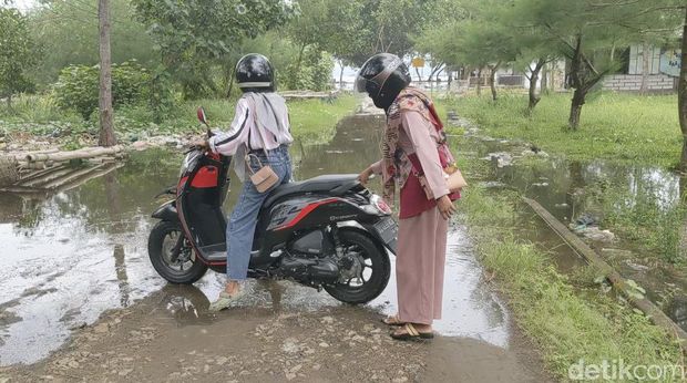 Akses ke Pantai Sidem Tulungagung dilanda gelombang tinggi.