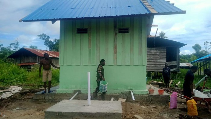 Satgas TMMD ke-119 yang dilaksanakan oleh Kodim 1715/Yahukimo terus berupaya mempercepat pembangunan sejumlah infrastruktur yang dibutuhkan oleh masyarakat setempat, salah satu prioritas saat ini adalah pembangunan MCK (Mandi Cuci Kakus) bagi warga desa-desa terpencil di wilayah Kabupaten Yahukimo yang belum memiliki akses sanitasi memadai.