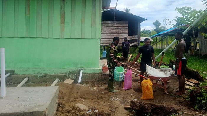 Satgas TMMD ke-119 yang dilaksanakan oleh Kodim 1715/Yahukimo terus berupaya mempercepat pembangunan sejumlah infrastruktur yang dibutuhkan oleh masyarakat setempat, salah satu prioritas saat ini adalah pembangunan MCK (Mandi Cuci Kakus) bagi warga desa-desa terpencil di wilayah Kabupaten Yahukimo yang belum memiliki akses sanitasi memadai.