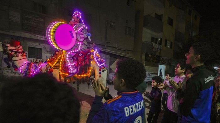 Aksi Unik Pria di Mesir, Tampil Nyentrik Bangunkan Sahur Mohammed El-Dahshan, a 39-year-old