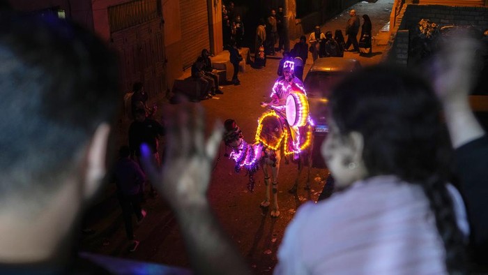 Aksi Unik Pria di Mesir, Tampil Nyentrik Bangunkan Sahur Mohammed El-Dahshan, a 39-year-old