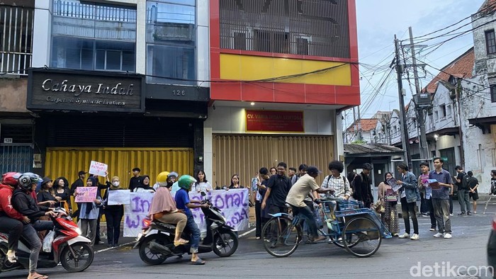 Aktivis Surabaya menyuarakan ruang aman di Hari Perempuan Internasional.