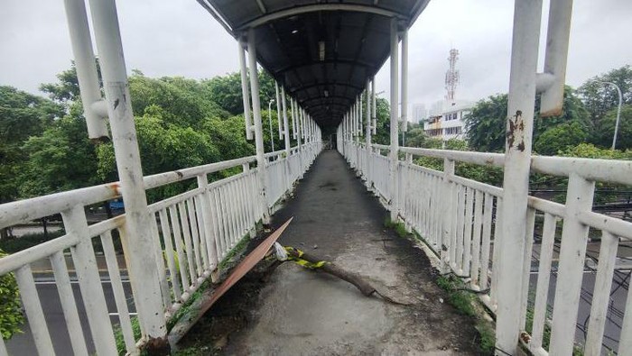 Alas atau permukaan JPO di dekat persimpangan Jalan Kyai Tapa, Grogol Petamburan, Jakarta Barat, sempat jebol. Saat ini lantai JPO tersebut sudah diperbaiki. (Foto: Antara)