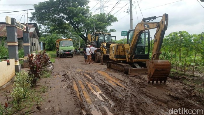 Alat berat dikerahkan untuk membersihkan lumpur sisa banjir di Pasuruan