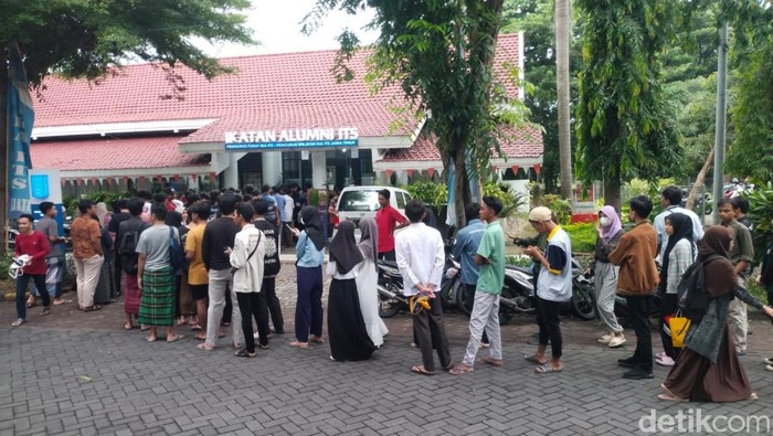 Antrean buka puasa gratis di ITS.