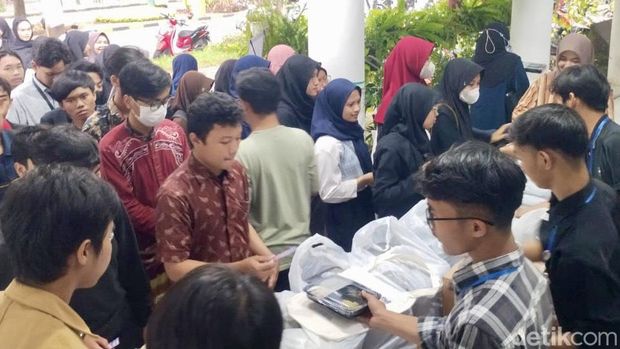 Antrean buka puasa gratis di ITS.