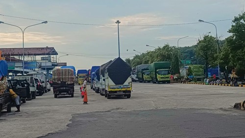 Antrean kendaraan di Pelabuhan Padangbai, Karangasem, Bali, Kamis (14/3/2024) karena keberangkatan kapal ditunda akibat cuaca buruk, Kamis (14/3/2024).