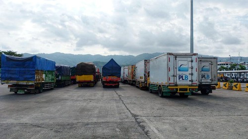 Antrean kendaraan di Pelabuhan Lembar, Lombok Barat, Nusa Tenggara Barat, akibat penutupan sementara pelabuhan tersebut.