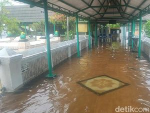 Area Wisata Religi Makam Sunan Kalijaga Demak Kebanjiran