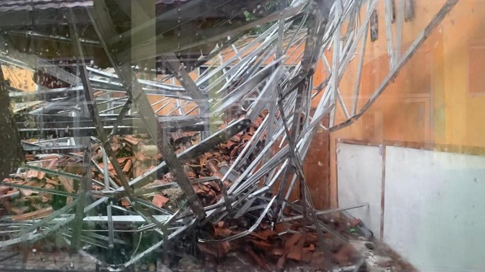 Atap bangunan SMA di Ciampea, Kabupaten Bogor ambruk dan timpa 8 orang pelajar.