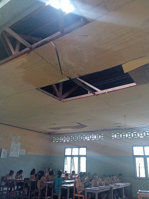 Atap dan plafon ruang kelas SMPK St Markus Pateng di Kecamatan Macang Pacar, Kabupaten Manggarai Barat, NTT, rusak diterjang angin kencang dan hujan lebat, Kamis (14/3/2024). (istimewa)
