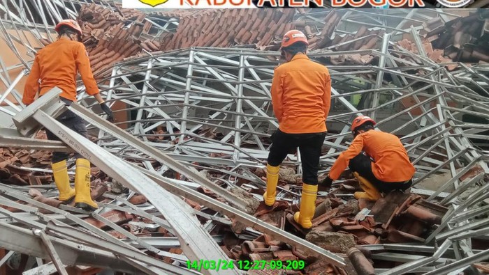 Atap SMA di Ciampea, Bogor ambruk dan timpa siswa.