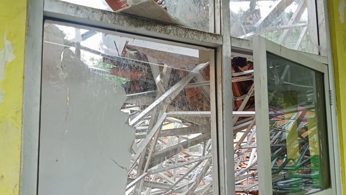 Atap SMA di Ciampea, Bogor ambruk dan timpa siswa.