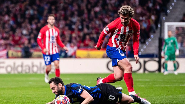 MADRID, SPAIN - MARCH 13: Hakan Çalhanoglu of Internazionale (L) is challenged by Antoine Griezmann of Atletico de Madrid (R) during the UEFA Champions League 2023/24 round of 16 second leg match between Atletico de Madrid and FC Internazionale at Civitas Metropolitano Stadium on March 13, 2024 in Madrid, Spain.(Photo by Alberto Gardin/Eurasia Sport Images/Getty Images)
