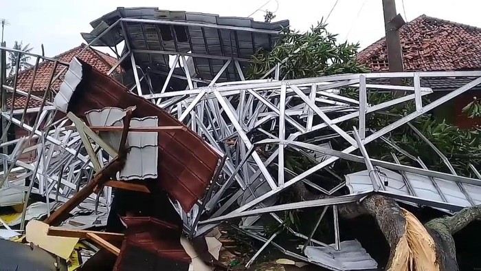 Bangunan terdampak puting beliung di Subang