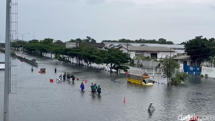 Foto suasana jalur Pantura Kaligawe Semarang yang masih direndam banjir pada Kamis (14/3/2024).