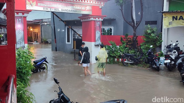 Potret sejumlah kawasan di Kota Semarang yang masih terendam banjir, Kamis (14/3/2024).