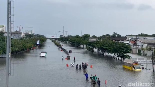 Foto suasana jalur Pantura Kaligawe Semarang yang masih direndam banjir pada Kamis (14/3/2024).