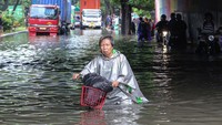 Sejumlah jalan protokol maupun alternatif di Kota Semarang terendam banjir dengan ketinggian bervariasi dari 30 sentimeter - 1,5 meter akibat curah hujan tinggi disertai angin sejak Selasa (12/3/2024) malam.  