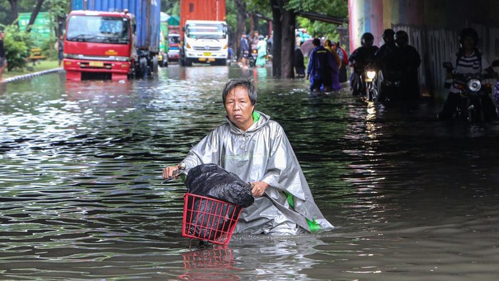 Pengendara motor dan mobil berusaha menembus banjir yang merendam di kawasan Jalan Raya Arteri Soekarno-Hatta, Semarang, Jawa Tengah, Kamis (14/3/2024). Sejumlah jalan protokol maupun alternatif di Kota Semarang terendam banjir dengan ketinggian bervariasi dari 30 sentimeter - 1,5 meter akibat curah hujan tinggi disertai angin sejak Selasa (12/3/2024) malam serta kurang lancarnya drainase yang menyebabkan lalu lintas terganggu. ANTARA FOTO/Makna Zaezar/foc.