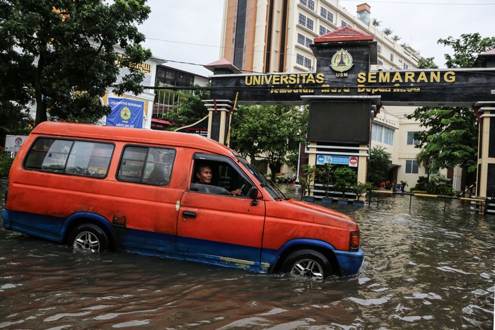 Pengendara motor dan mobil berusaha menembus banjir yang merendam di kawasan Jalan Raya Arteri Soekarno-Hatta, Semarang, Jawa Tengah, Kamis (14/3/2024). Sejumlah jalan protokol maupun alternatif di Kota Semarang terendam banjir dengan ketinggian bervariasi dari 30 sentimeter - 1,5 meter akibat curah hujan tinggi disertai angin sejak Selasa (12/3/2024) malam serta kurang lancarnya drainase yang menyebabkan lalu lintas terganggu. ANTARA FOTO/Makna Zaezar/foc.