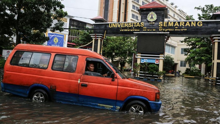Pengendara motor dan mobil berusaha menembus banjir yang merendam di kawasan Jalan Raya Arteri Soekarno-Hatta, Semarang, Jawa Tengah, Kamis (14/3/2024). Sejumlah jalan protokol maupun alternatif di Kota Semarang terendam banjir dengan ketinggian bervariasi dari 30 sentimeter - 1,5 meter akibat curah hujan tinggi disertai angin sejak Selasa (12/3/2024) malam serta kurang lancarnya drainase yang menyebabkan lalu lintas terganggu. ANTARA FOTO/Makna Zaezar/foc.