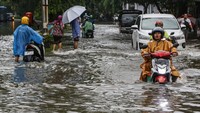 Pengendara motor dan mobil berusaha menembus banjir yang merendam di kawasan Jalan Raya Arteri Soekarno-Hatta, Semarang, Jawa Tengah, Kamis (14/3/2024).   