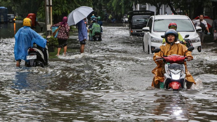 Banjir Tinggi Menerjang Semarang, Begini Kondisinya Pengendara motor dan mobil berusaha menembus banjir yang merendam di kawasan Jalan Raya Arteri Soekarno-Hatta, Semarang, Jawa Tengah, Kamis (14/3/2024). Sejumlah jalan protokol maupun alternatif di Kota Semarang terendam banjir dengan ketinggian bervariasi dari 30 sentimeter - 1,5 meter akibat curah hujan tinggi disertai angin sejak Selasa (12/3/2024) malam serta kurang lancarnya drainase yang menyebabkan lalu lintas terganggu. ANTARA FOTO/Makna Zaezar/foc.