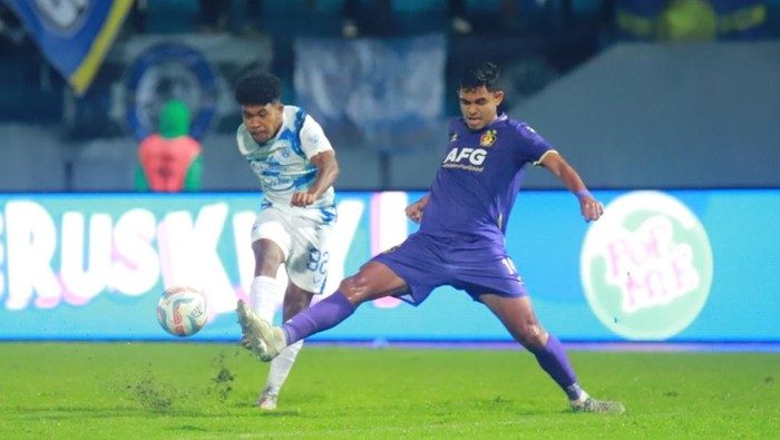 Basajum Latuconsina (putih) saat melawan Persik Kediri.